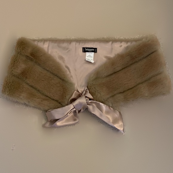 FAUX FUR PIN-UP WRAP WITH PINK TIE - Picture 2 of 5